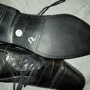 Used dress Guess leather shoes 8 1/2
